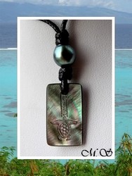Moana Perles Collection / Collier Tortue Uporu Marquisien / Nacre de Tahiti 3cm Foncés & Perle Drop de Tahiti 9.75mm/C Reflets Verts / Coton Noir (photos non contractuelles)
