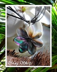 Fleurs Collection / Collier Vaianae Fleur de Tiaré Nacre de Tahiti 3.5cm Reflets Clairs/Ocres Colorés / Cordons Couleur Noir (photos non contractuelles)
