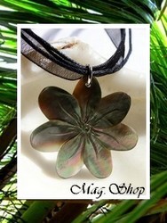 Marquises Collection - Collier Vaianae Fleur de Tiaré Nacre de Tahiti 3.5cm Reflets Foncés Colorés / Cordons Couleur Noir (photos contractuelles)