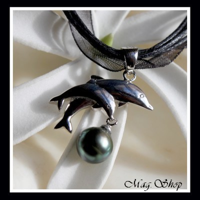 2 Dauphins  Pendentif Argent Rhodié 925 & Perle Cerclée de Tahiti Reflets Verts MAG.SHOP