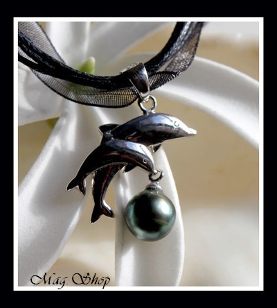 2 Dauphins  Pendentif Argent Rhodié 925 & Perle Cerclée de Tahiti Reflets Verts MAG.SHOP