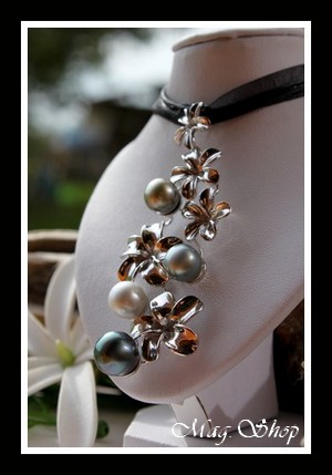 5 Fleurs de Frangipaniers Collier 4 Perles de Tahiti MAG.SHOP