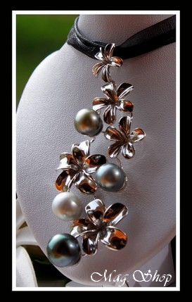 5 Fleurs de Frangipaniers Collier 4 Perles de Tahiti MAG.SHOP