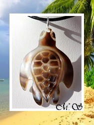 Collier Tortue Aata Nacre de Tahiti H:4.5cm Reflets Clairs/Ocres/Marrons / Cuir Noir (photos non contractuelles)