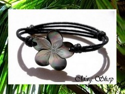 Marquises Collection / Bracelet Aeata Fleur Hibiscus Nacre de Tahiti 2.5cm Reflets Gris Colorés / Taille Réglable Coton Noir (photos non contractuelles)