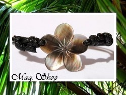 Marquises Collection / Bracelet Aeata Fleur Hibiscus / Nacre de Tahiti 3.5cm Reflets Clairs/Marrons / Taille Réglable Coton Noir / Photos non contractuelles