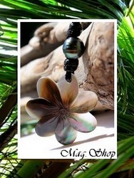 Lagon Collection /Collier Afaahiti Fleur de Tiaré Nacre de Tahiti 3cm Clairs/Ocres & Perle Baroque/Cerclée de Tahiti 9.35mm/C+ Gris/Verts Foncés / Coton Noir (photos non contractuelles)