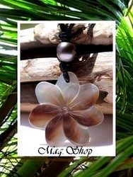 Lagon Collection / Collier Afaahiti Fleur de Tiaré Nacre de Tahiti 3.8cm Reflets Clairs/Ocres & Perle Ronde de Tahiti 10.60mm/C+ Gris / Taille Réglable Coton Noir (photos contractuelles)