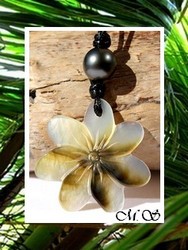 Lagon Collection / Collier Afaahiti Fleur de Tiaré Nacre de Tahiti 4cm Reflets Clairs/Ocres & Perle Ronde de Tahiti 11.75mm/D Gris Foncés / Taille Réglable Coton Noir (photos non contractuelles)