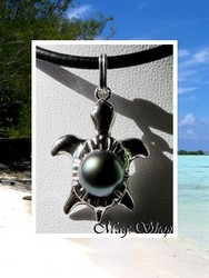 Silver sea Collection / Collier Tortue Afareaitu / Pendentif Argent Rhodié 925 (3.72g) / Perle Drop de Tahiti 9.35mm/B+ Reflets Gris/Bleus Foncés / Cuir Noir (photos non contractuelles)