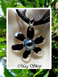 Silver Sea Collection / Collier Fleur de Tiaré Ahutiare H:4cm / Pendentif Argent Rhodié 925 (4.90g) / Perle Semi-Ronde de Tahiti 8.65mm/D Gris/Bleus Foncés;/ Cordons Noirs (photos non contractuelles)