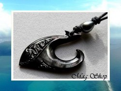 Moana Perles Collection / Collier Hameçon Ahutoru Marquisien H:6.5cm / Nacre de Tahiti Foncés  & Perle Baroque de Tahiti 9.70mm/BC Reflets Gris/Verts / Coton Noir (photos non contractuelles)