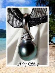 Silver Sea Collection / Collier Akiaki / Pendentif Argent Rhodié Mat 925 (0.96g) 1 Zircon H:2cm / Perle Semi-Baroque de Tahiti 10.30mm/B Reflets Gris/Verts / Cordons Noirs (photos non Contractuelles)
