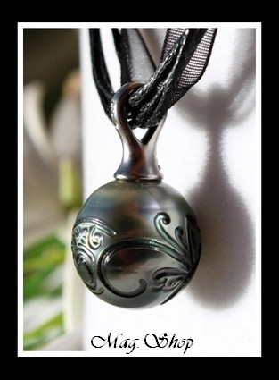 Akiaki Zircon Collier Perle de Tahiti Gravée Dauphin MAG.SHOP