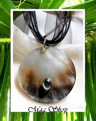 Archipels Collection / Collier Amana Nacre de Tahiti 3.5cm Reflets Clairs /Irisés & Perle Keishi de Tahiti 7mm/A Forme Baroque Reflets Gris/Verts  (photos non contractuelles)