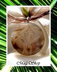 Marquises Collection / Collier Amana Maori Nacre de Tahiti 3cm Reflets Clairs/Marrons Parsemés / Cordons Couleur Chocolat (photos contractuelles)