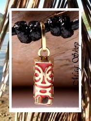 TIKI Collection / Collier TIKI Tahitien Amitié H:1.5cm / Pendentif OR 750/1000 (0.24g) / Quartz Rose / Coton Noir (Photos Contractuelles)
