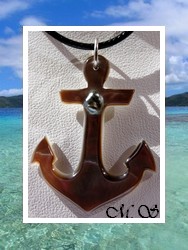 Moana Collection / Collier Ancre Marine H:3.9cm / Nacre de Tahiti Reflets Ocres Foncés + Perle Keishi Baroque 5mm / Coton Noir ( photos contractuelles)