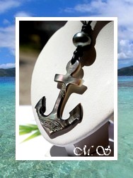 Moana Collection / Collier Ancre Marine / Nacre de Tahiti Reflets Ocres Foncés Colorés & Perle Bouton 12.30C+ Gris/Verts Foncés / Coton Noir ( photos non contractuelles)