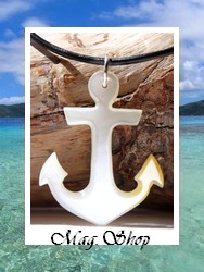 Moana Collection / Collier Ancre Marine H:3.9cm / Nacre de Tahiti Reflets Blancs/Dorés / Cuir Noir ( photos contractuelles)