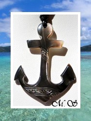 Moana Collection / Collier Ancre Marine H:5cm / Nacre de Tahiti Reflets Ocres Foncés Colorés / Coton Noir ( photos non contractuelles)