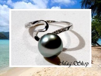 Silver Sea Collection / Bague Anuata T55 Argent Rhodié 925 (1.68g) 6 Zircons / Perle Ronde de Tahiti 9.30mm/BC Reflets Verts (photos Contractuelles)