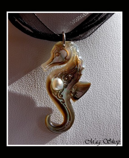 Archipel Collection  Collier Miti Hippocampe Marquisien Nacre de Tahiti H4cm Reflets Ocres & Perle Keishi de Tahiti MAG.SHOP