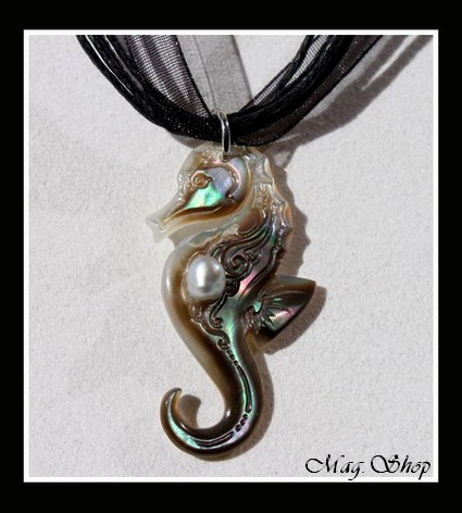 Archipel Collection  Collier Miti Hippocampe Marquisien Nacre de Tahiti H4cm Reflets Ocres & Perle Keishi de Tahiti MAG.SHOP