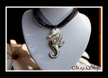 Archipel Collection  Collier Miti Hippocampe Marquisien Nacre de Tahiti H4cm Reflets Ocres & Perle Keishi de Tahiti MAG.SHOP