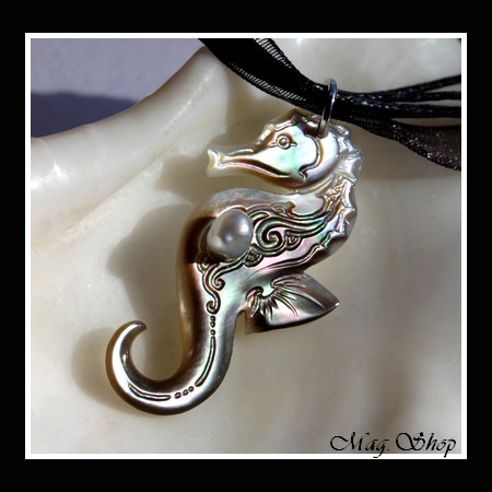 Archipel Collection  Collier Miti Hippocampe Marquisien Nacre de Tahiti H4cm Reflets Ocres & Perle Keishi de Tahiti MAG.SHOP