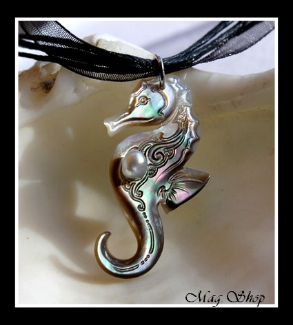 Archipel Collection  Collier Miti Hippocampe Marquisien Nacre de Tahiti H4cm Reflets Ocres & Perle Keishi de Tahiti MAG.SHOP