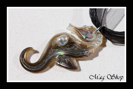 Archipel Collection  Collier Miti Hippocampe Marquisien Nacre de Tahiti H4cm Reflets Ocres & Perle Keishi de Tahiti MAG.SHOP