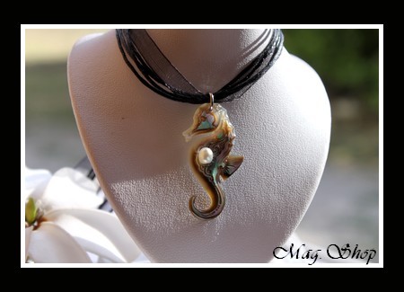 Archipel Collection  Collier Miti Hippocampe Marquisien Nacre de Tahiti H4cm Reflets Ocres & Perle Keishi de Tahiti MAG.SHOP
