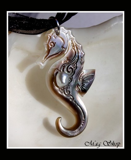 Archipel Collection  Collier Miti Hippocampe Marquisien Nacre de Tahiti H4cm Reflets Ocres & Perle Keishi de Tahiti MAG.SHOP