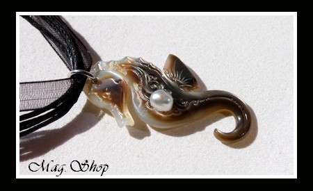 Archipel Collection  Collier Miti Hippocampe Marquisien Nacre de Tahiti H4cm Reflets Ocres & Perle Keishi de Tahiti MAG.SHOP