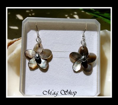 Archipels Collection  Boucles D`Oreilles Tavana Argent 925 (0.26g) Fleurs Hibiscus Nacre de Tahiti 2cm  2 Perles Keishis de Tahiti MAG.SHOP