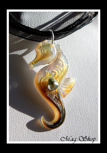 Archipels Collection Collier Hippocampe Vagues H4cm & Perle Keishi de Tahiti Reflets Verts MAG.SHOP