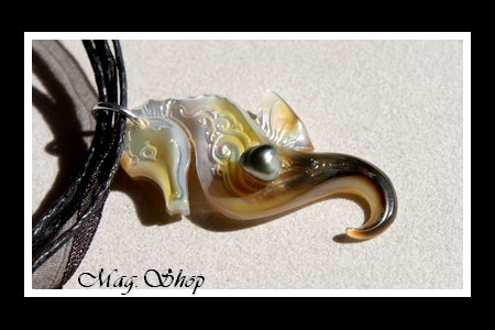 Archipels Collection Collier Hippocampe Vagues H4cm & Perle Keishi de Tahiti Reflets Verts MAG.SHOP