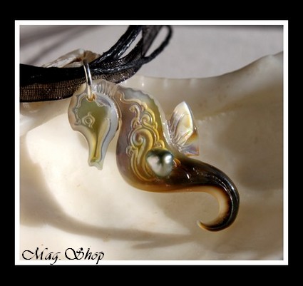 Archipels Collection Collier Hippocampe Vagues H4cm & Perle Keishi de Tahiti Reflets Verts MAG.SHOP