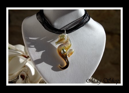 Archipels Collection Collier Hippocampe Vagues H4cm & Perle Keishi de Tahiti Reflets Verts MAG.SHOP