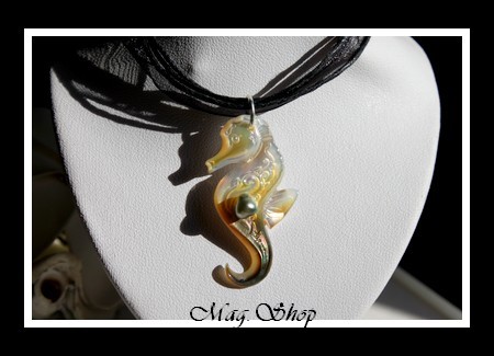 Archipels Collection Collier Hippocampe Vagues H4cm & Perle Keishi de Tahiti Reflets Verts MAG.SHOP