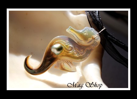 Archipels Collection Collier Hippocampe Vagues H4cm & Perle Keishi de Tahiti Reflets Verts MAG.SHOP
