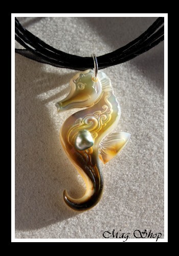 Archipels Collection Collier Hippocampe Vagues H4cm & Perle Keishi de Tahiti Reflets Verts MAG.SHOP