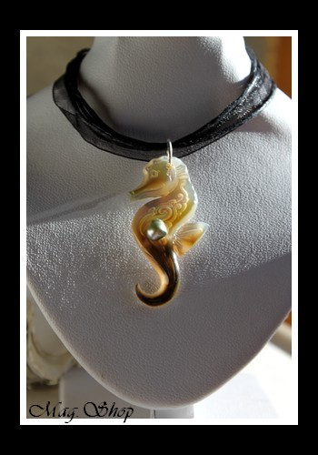 Archipels Collection Collier Hippocampe Vagues H4cm & Perle Keishi de Tahiti Reflets Verts MAG.SHOP