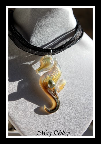Archipels Collection Collier Hippocampe Vagues H4cm & Perle Keishi de Tahiti Reflets Verts MAG.SHOP