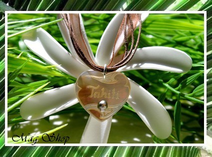 Archipels Collection  Collier Miti Coeur Gravé TAHITI Nacre 2.5cm de Tahiti &Perle Keishi de Tahiti MAG.SHOP