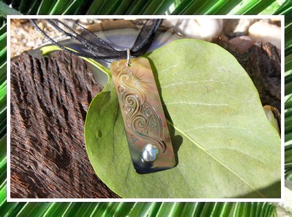 Archipels Collection - Collier Miti Maupiti Nacre H4.5cm & Keishi de Tahiti MAG.SHOP