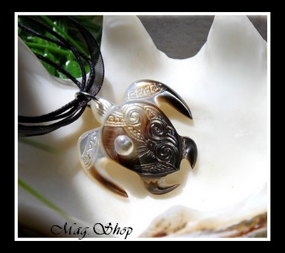 Archipels Collection  Collier Miti Tortue Sculptée Vagues 3.5cm Nacre de Tahiti & perle Keishi de Tahiti MAG.SHOP