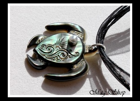Archipels Collection  Collier Miti Tortue Vagues H3.5cm X L3.5cm Nacre de Tahiti Reflets Foncés & Perle Keishi de Tahiti MAG.SHOP