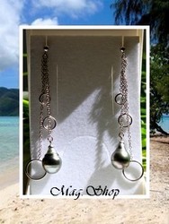 Silver Sea Collection / Boucles D'Oreilles Aretemoe Argent Rhodié 925 (2.54g) H:6cm / 2 Perles Cerclées de Tahiti 9.50mm/C+ Reflets Bleus/Roses Clairs Nacrés (photos contractuelles)